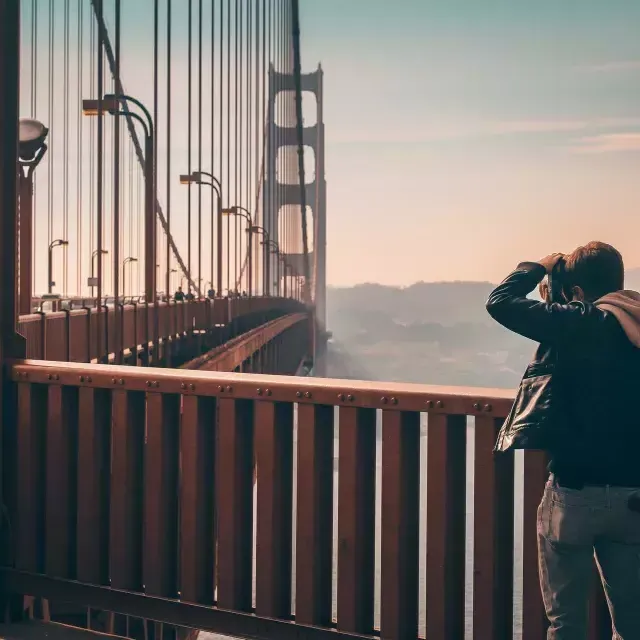 Hombre tomando fotos en el puente Golden Gate